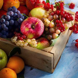 Obstkiste gefüllt mit diversen Obstsorten